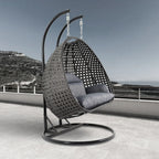 LeisureMod Sedia a Uovo Sospesa per 2 Persone con Supporto - Dondolo Pensile per Esterni/Interni in Rattan Intrecciato con Cuscini